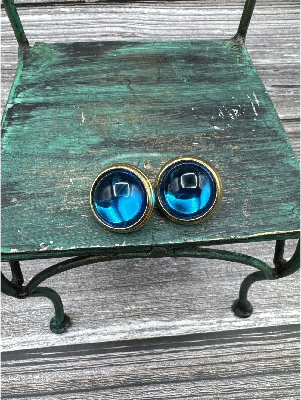 VTG 80-90S ROUND BLUE ACRYLIC CABOCHON GOLDEN BYZANTINE STYLE POST STUD EARRINGS